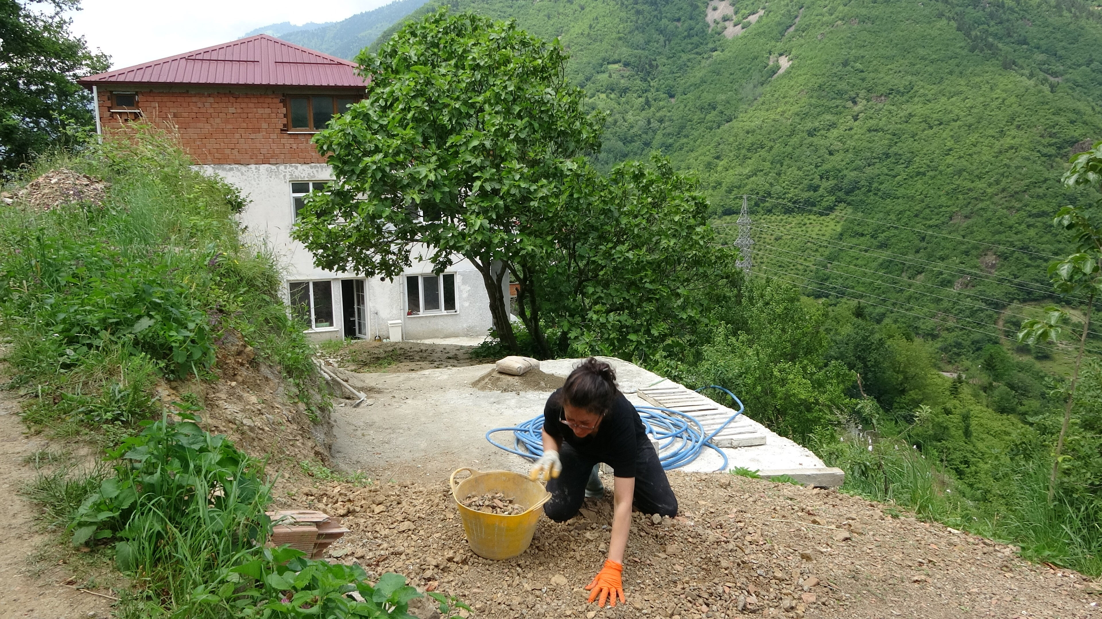 Sinema filmlerinde oynamıştı! Oyunculuğu bırakıp k&ouml;y&uuml;ne yerleşti: &Ouml;lmeye geldim, asla geri d&ouml;nmem - 1. Resim