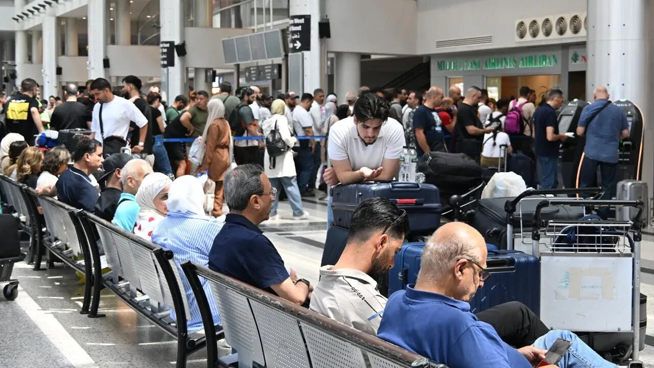 Uçuşlara savaş engelli! Dünyanın en büyük şirketleri kilit: Havaalanında yoğunluk - 1. Resim