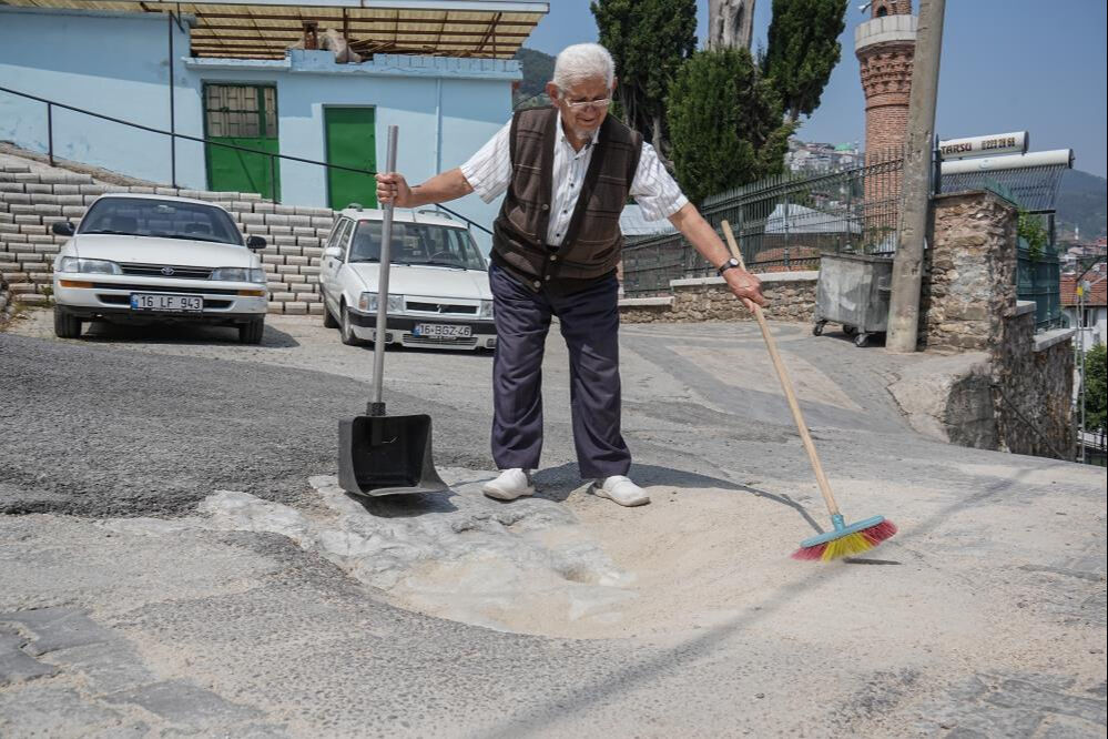 452 yıllık izi her gün temizliyor! 65 yıldır bıkmadan geliyor... - 1. Resim