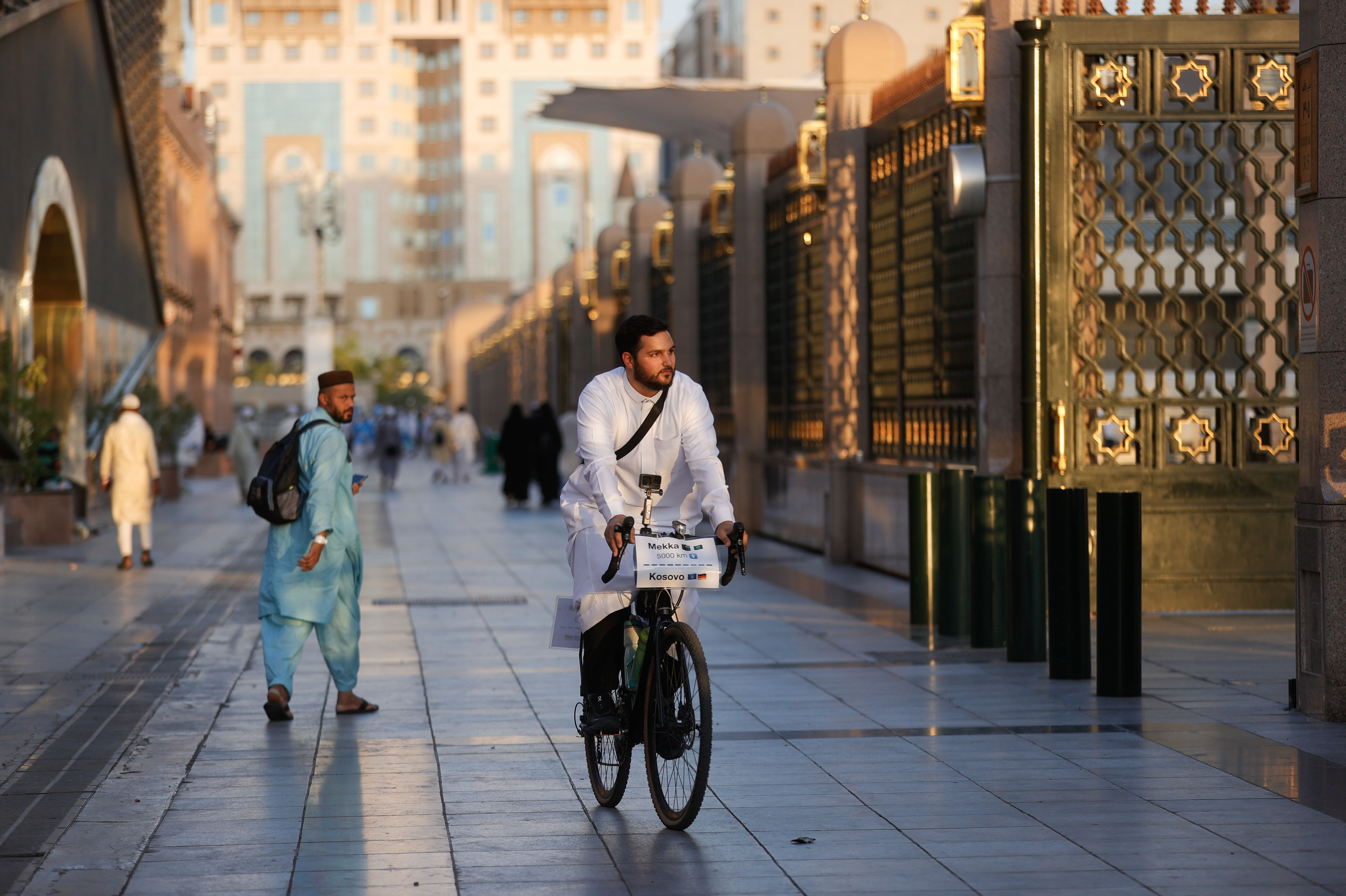 70 günde 6 bin kilometre! Bisikletle Avrupa'dan Mekke'ye gitti: Allah bana güç verdi - 2. Resim