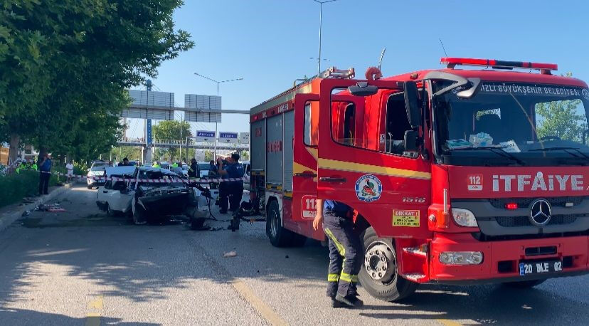 Ağaca çarpan otomobil kağıt gibi ezildi! Ölü ve yaralılar var Ağaca çarpan otomobil kağıt gibi ezildi! Ölü ve yaralılar var - 2. Resim