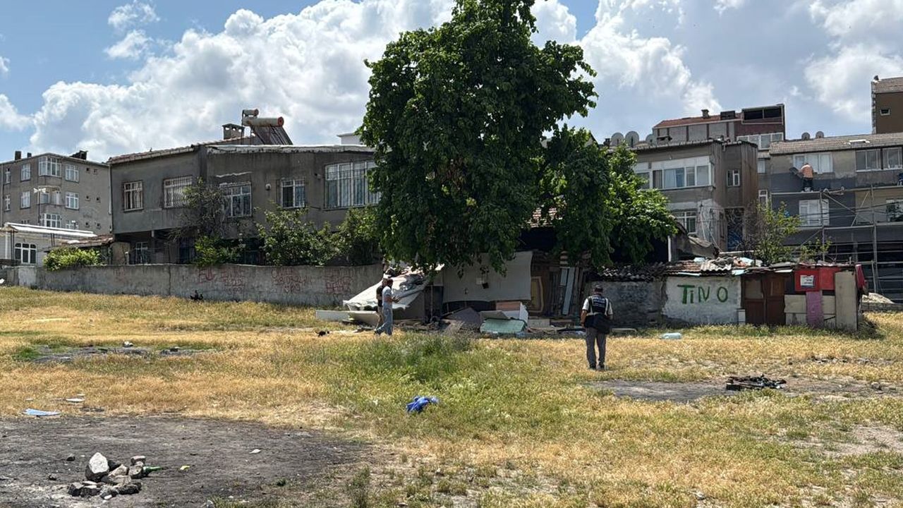 Bağcılar&#039;da boş arazide ceset bulundu