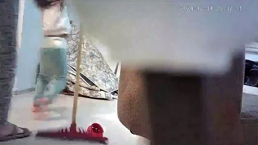 Çekpas ile vurup, tokat attı! Anneden küçük çocuğuna şiddet gizli kamerada Çekpas ile vurup, tokat attı! Anneden küçük çocuğuna şiddet gizli kamerada - 1. Resim