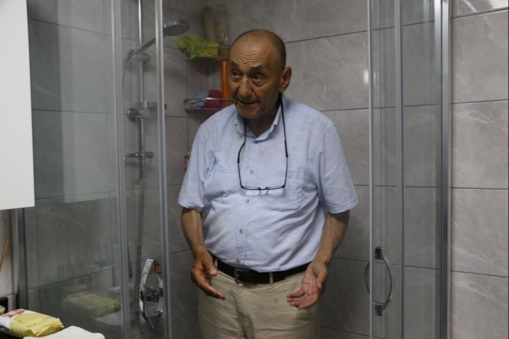 Duşa kabin hayatının şokunu yaşattı! "Bomba gibi patladı" - 3. Resim