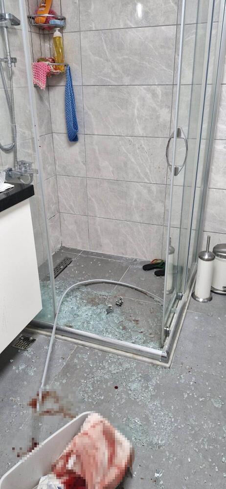 Duşa kabin hayatının şokunu yaşattı! "Bomba gibi patladı" - 2. Resim