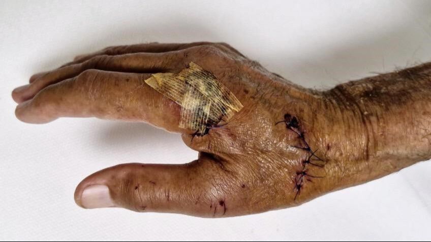 Duşa kabin hayatının şokunu yaşattı! "Bomba gibi patladı" - 1. Resim