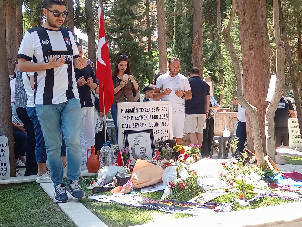 Elektrik çarpması sonucu hayatını kaybetmişti! Babalar Günü’nde Ferdi Zeyrek’in kabrine ziyaretçi yağmuru - 1. Resim