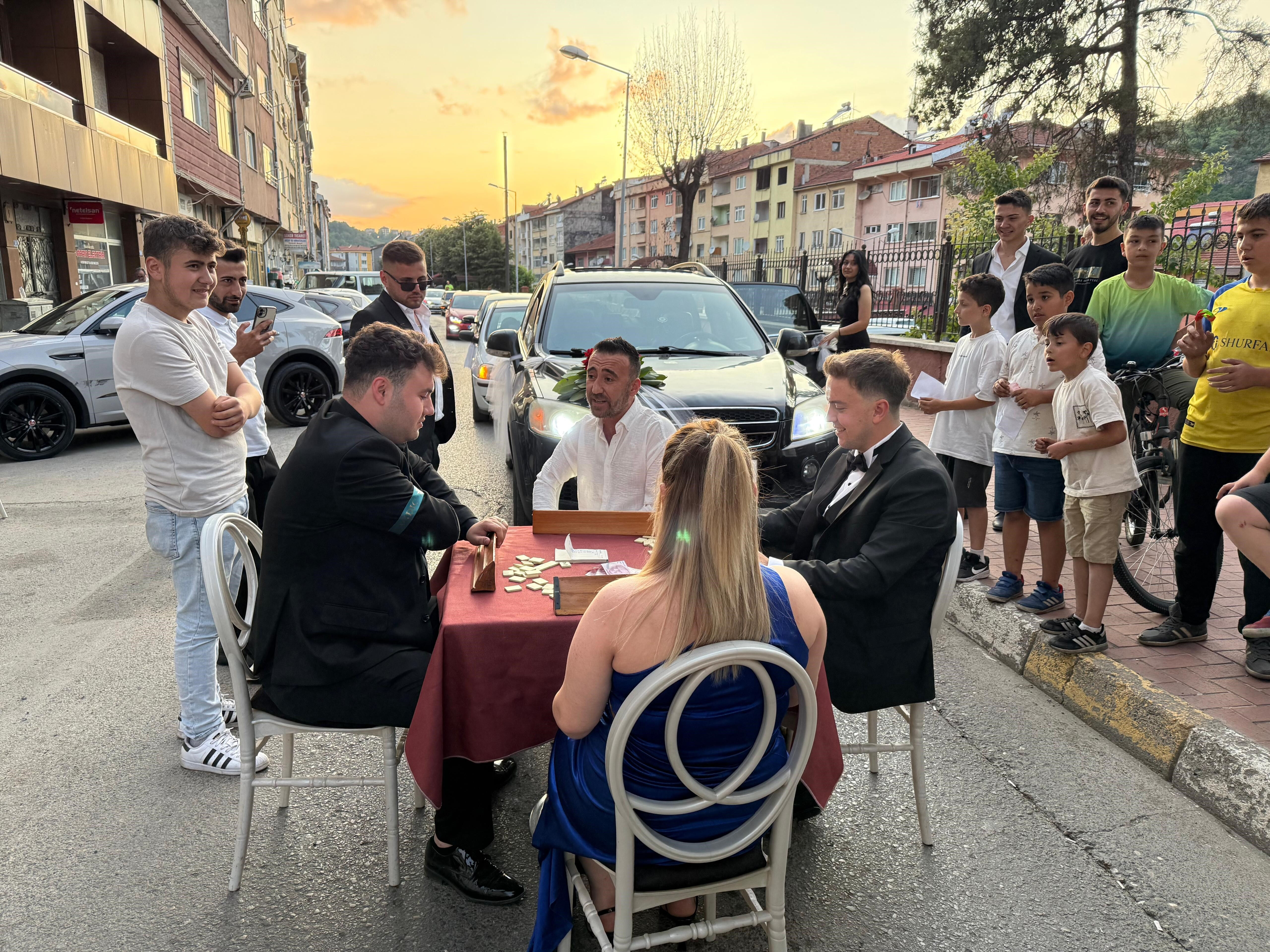 Gelin konvoyuna ilginç engel! Bahşişsiz geçişe izin yok... - 1. Resim