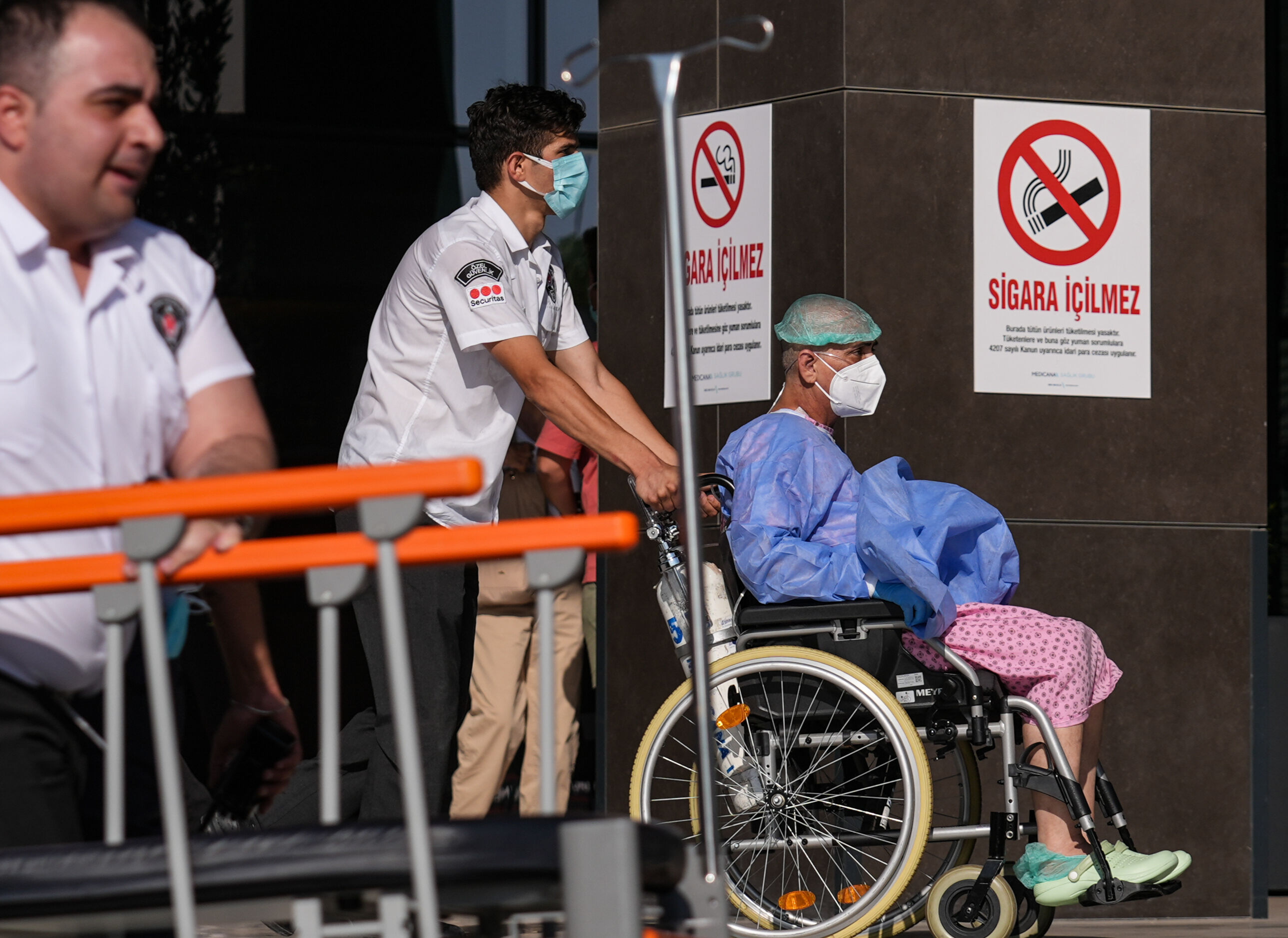 İzmir'de korkutan yangın, patlama sesleri duyuluyor! Hastane tahliye edildi, alevlerle amansız mücadele - 4. Resim