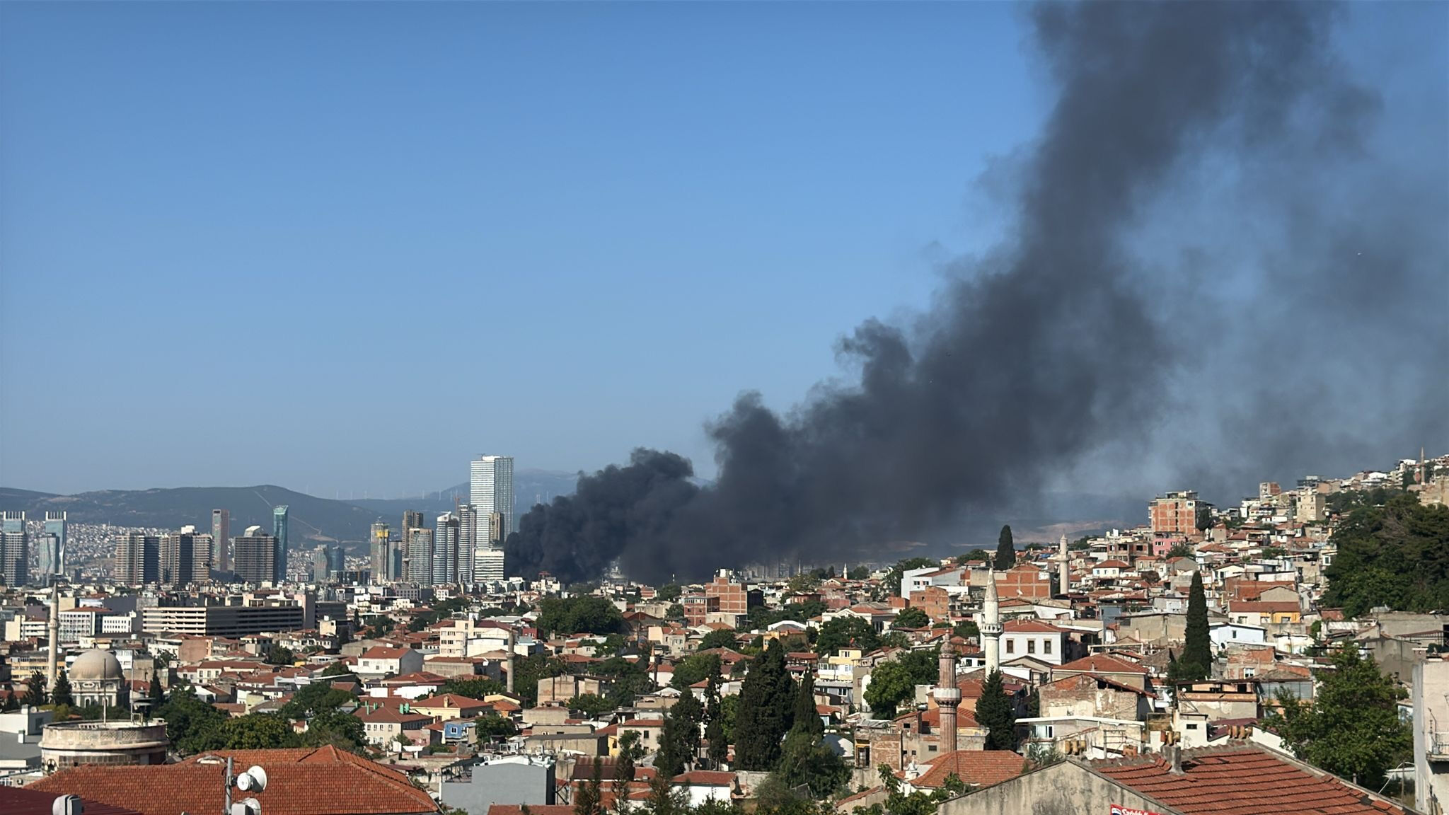 İzmir'de korkutan yangın, patlama sesleri duyuluyor! Hastane tahliye edildi, alevlerle amansız mücadele - 2. Resim