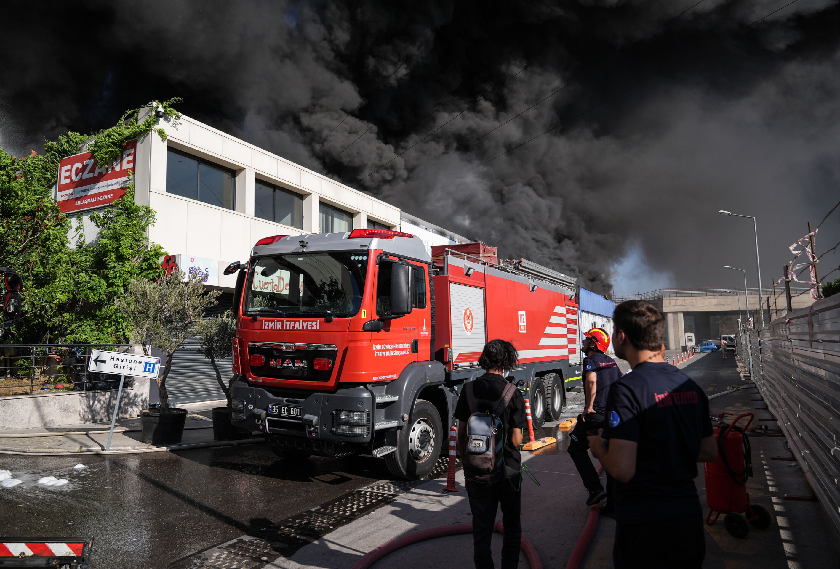İzmir'de korkutan yangın, patlama sesleri duyuluyor! Hastane tahliye edildi, alevlerle amansız mücadele - 6. Resim
