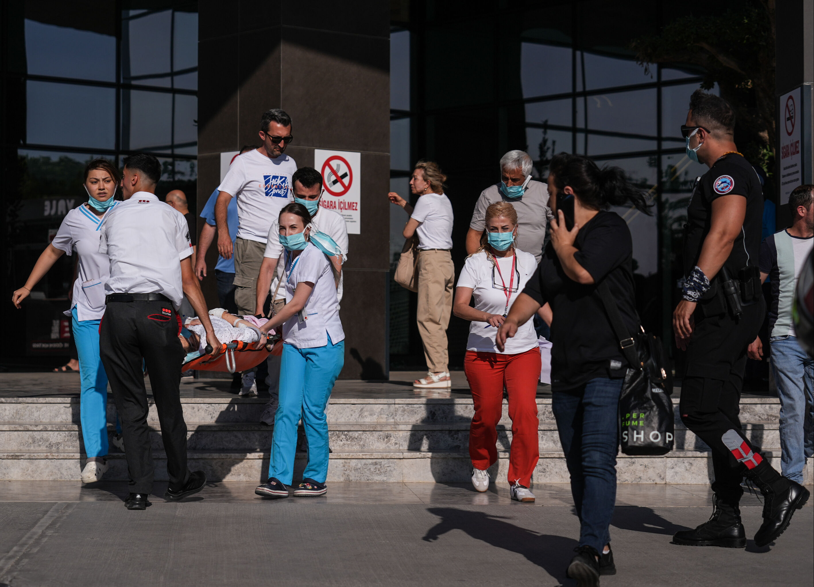 İzmir'de korkutan yangın, patlama sesleri duyuluyor! Hastane tahliye edildi, alevlerle amansız mücadele - 6. Resim
