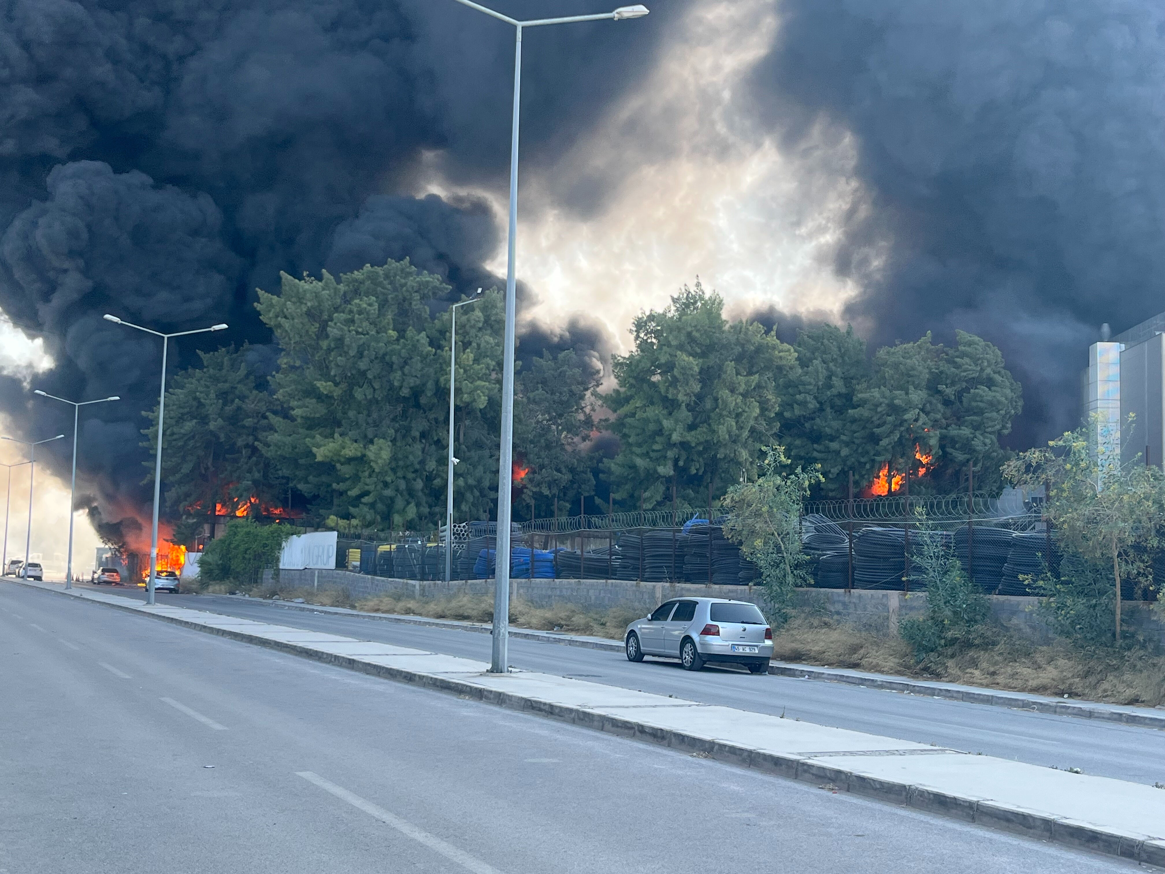 İzmir'de korkutan yangın, patlama sesleri duyuluyor! Hastane tahliye edildi, alevlerle amansız mücadele - 9. Resim
