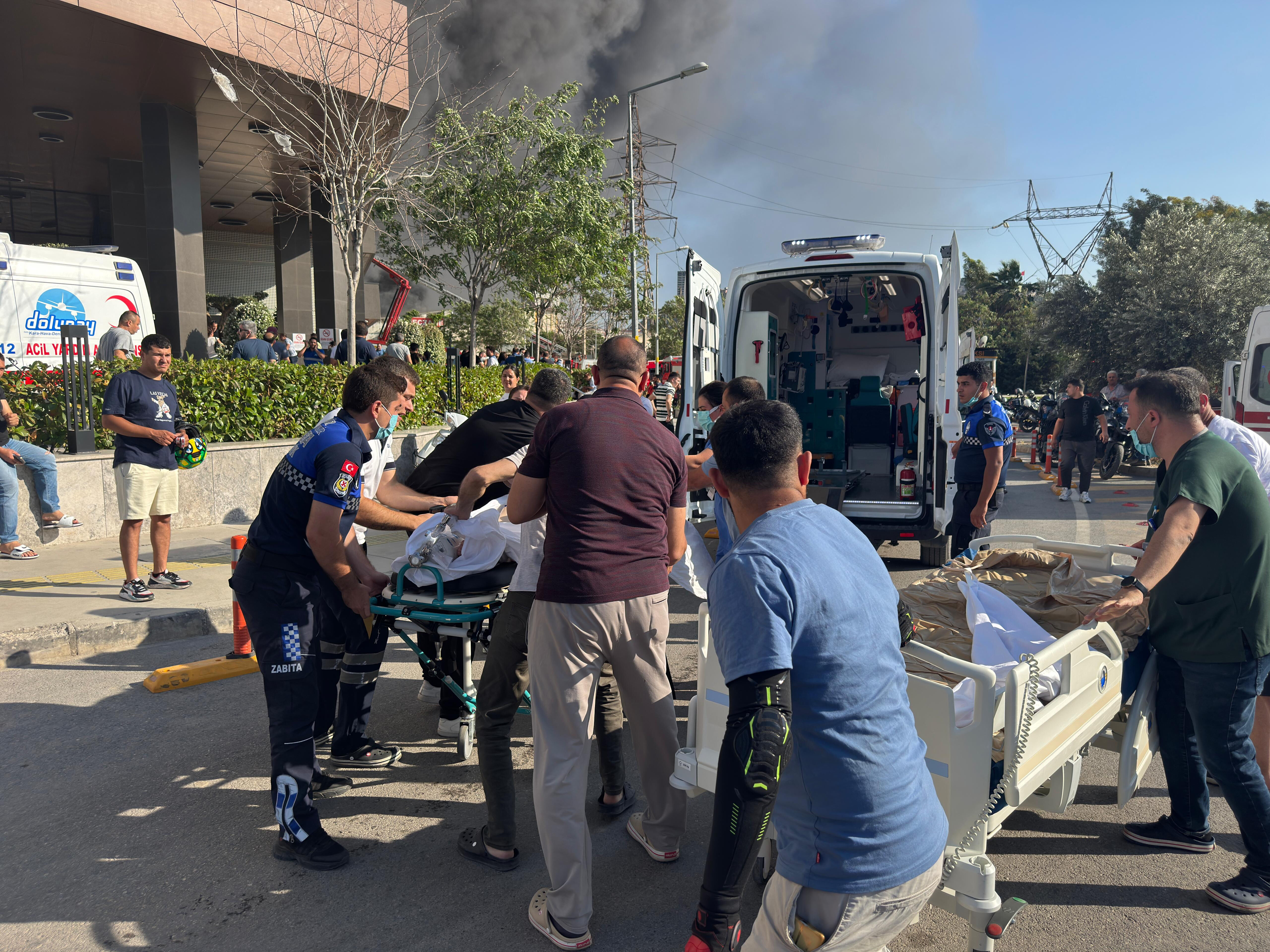 İzmir'de korkutan yangın, patlama sesleri duyuluyor! Hastane tahliye edildi, alevlerle amansız mücadele - 8. Resim