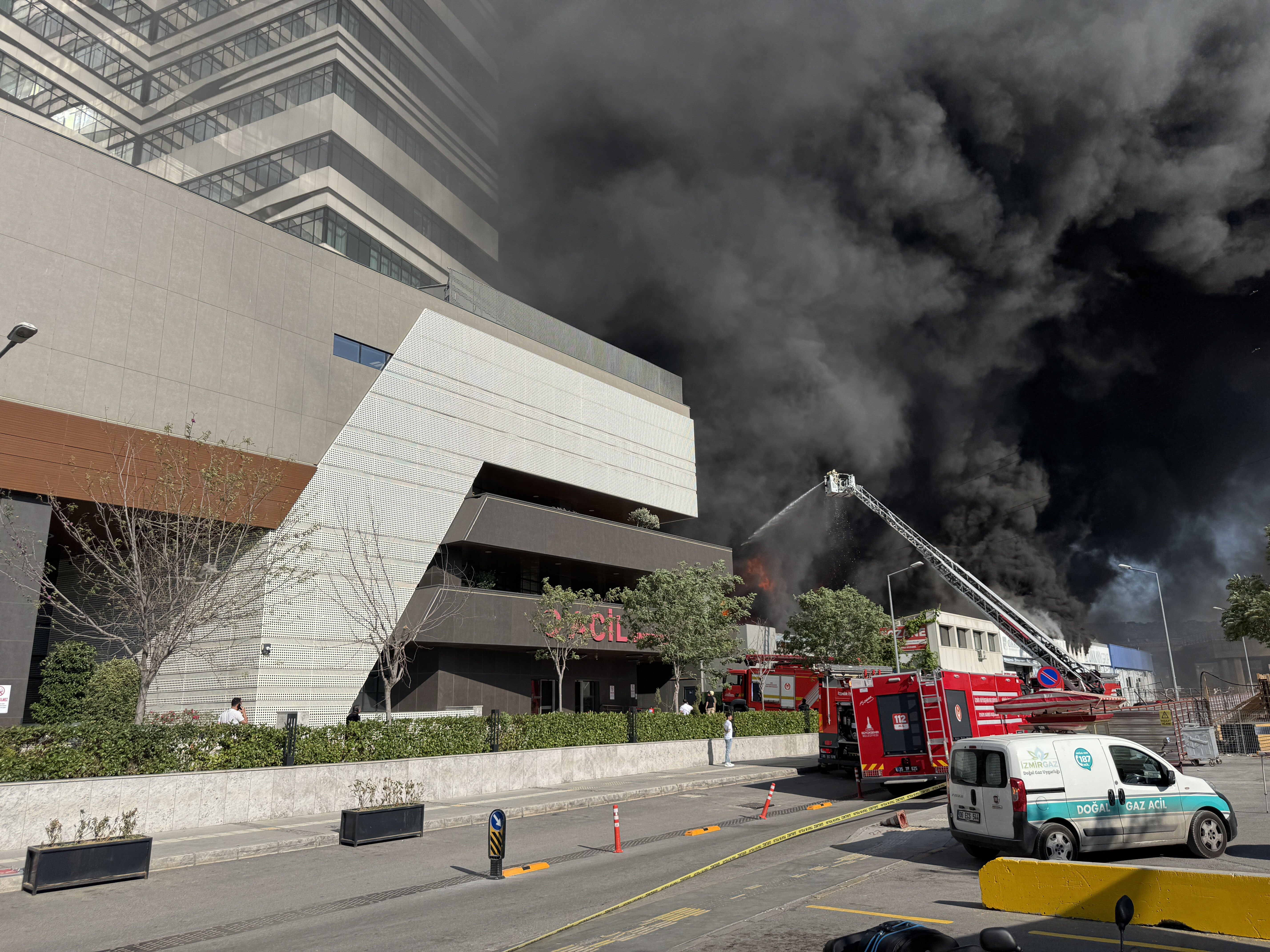 İzmir'de korkutan yangın, patlama sesleri duyuluyor! Hastane tahliye edildi, alevlerle amansız mücadele - 6. Resim