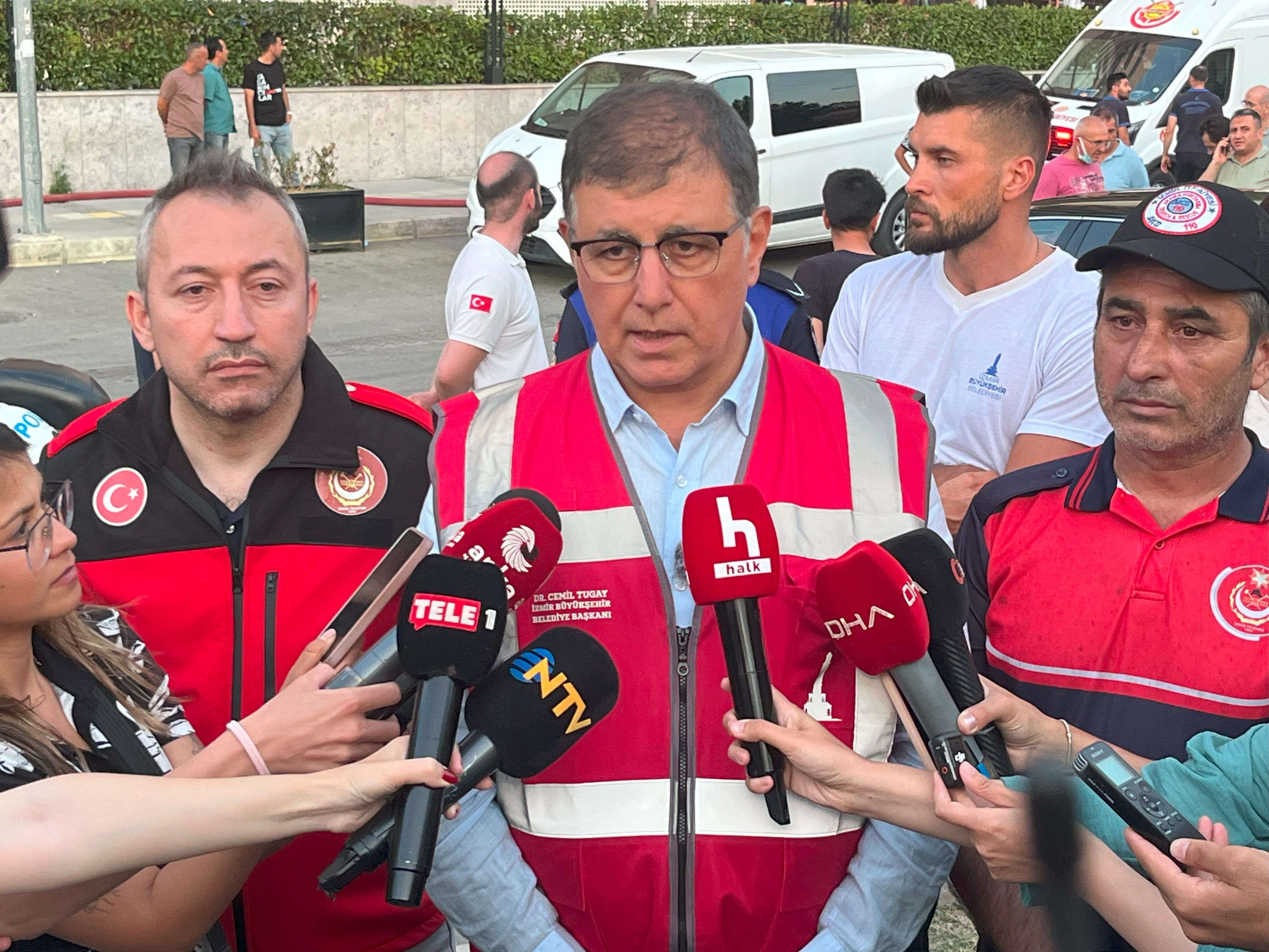 İzmir'de korkutan yangın, patlama sesleri duyuluyor! Hastane tahliye edildi, alevlerle amansız mücadele - 11. Resim