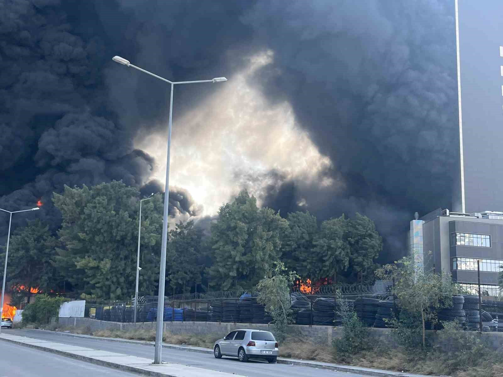 İzmir'de yangın nerede? İzmir yangın son dakika - 1. Resim