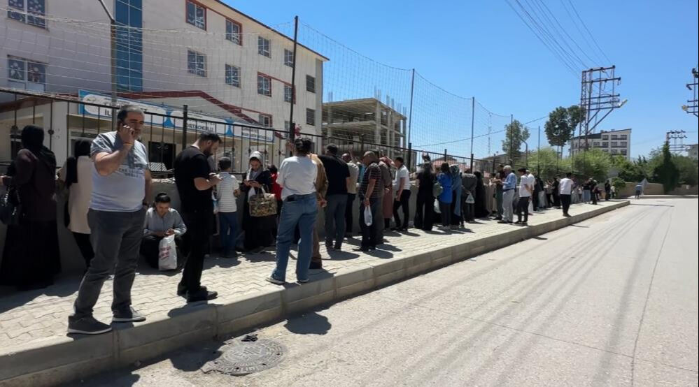 LGS sınav molasında ilginç anlar! 200 metre kuyruk oluştu - 1. Resim