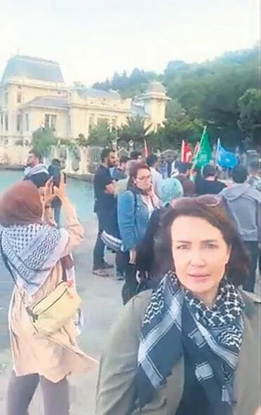 Mısır Konsolosluğu önünde Gazze nöbeti! Sürpriz destek geldi Mısır Konsolosluğu önünde Gazze nöbeti! Sürpriz destek geldi - 2. Resim