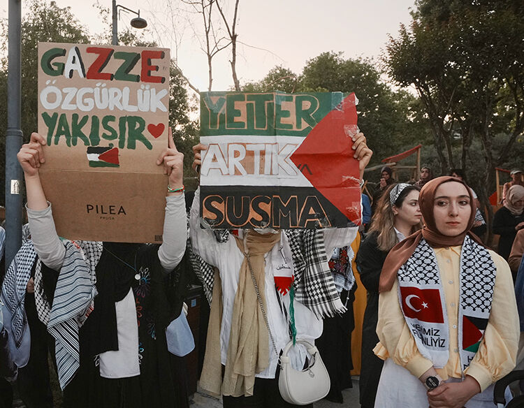 Mısır Konsolosluğu önünde Gazze nöbeti! Sürpriz destek geldi Mısır Konsolosluğu önünde Gazze nöbeti! Sürpriz destek geldi - 1. Resim