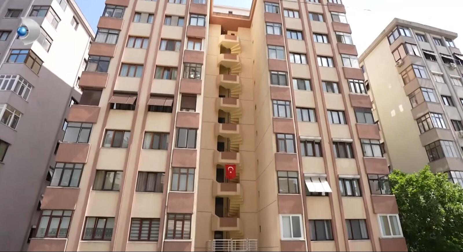 Murat Başaran eşi Ayten Öztürk'le yaşadığı evin kapılarını ilk kez açtı! Her detayı çok konuşuldu Murat Başaran eşi Ayten Öztürk'le yaşadığı evin kapılarını ilk kez açtı! Mütevazı evi gündem oldu - 1. Resim