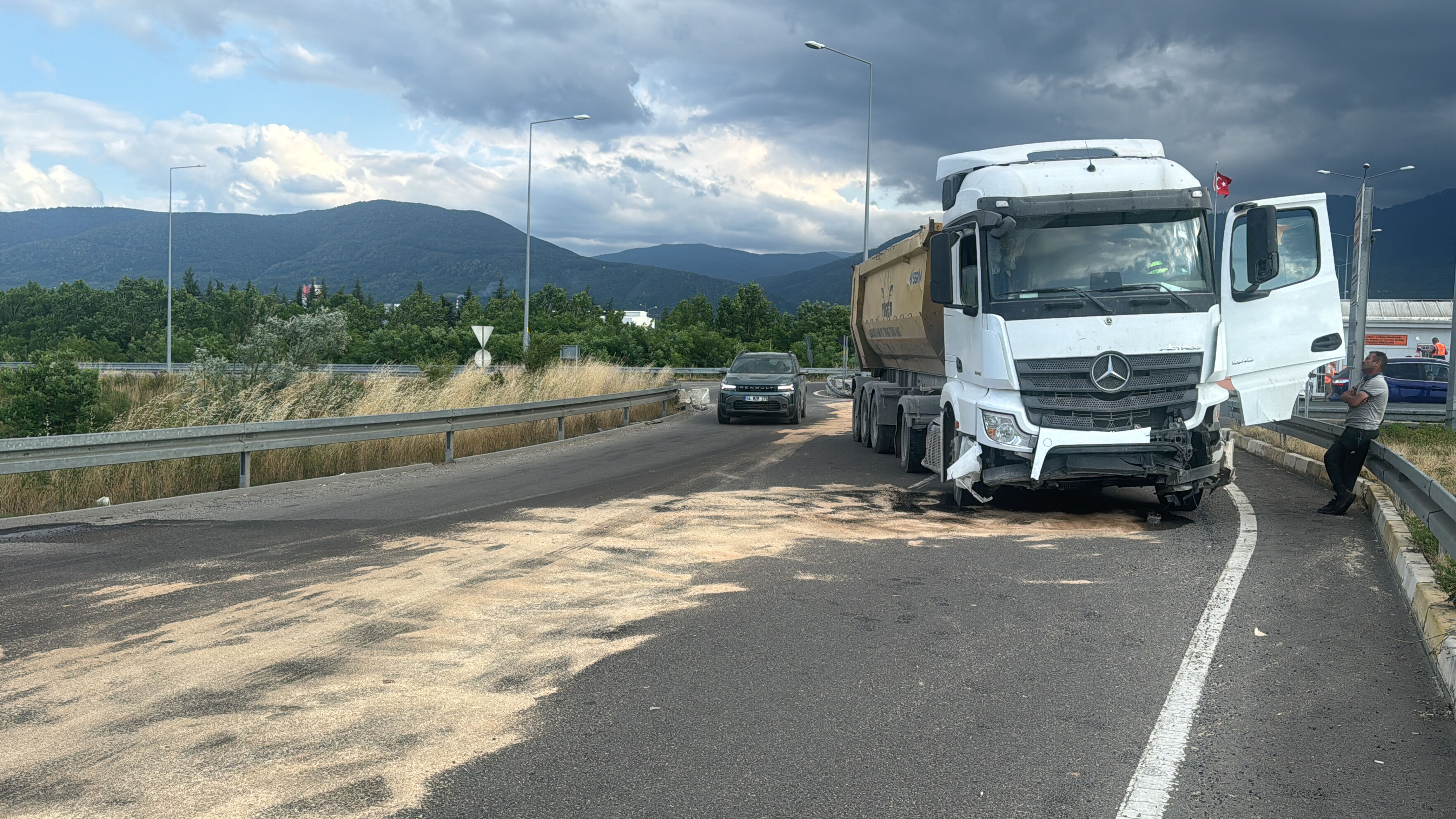 Ölümle burun buruna geldiler! 1 tonluk beton blokları parçalayan hafriyat kamyonu Karayolları binasını teğet geçti - 1. Resim