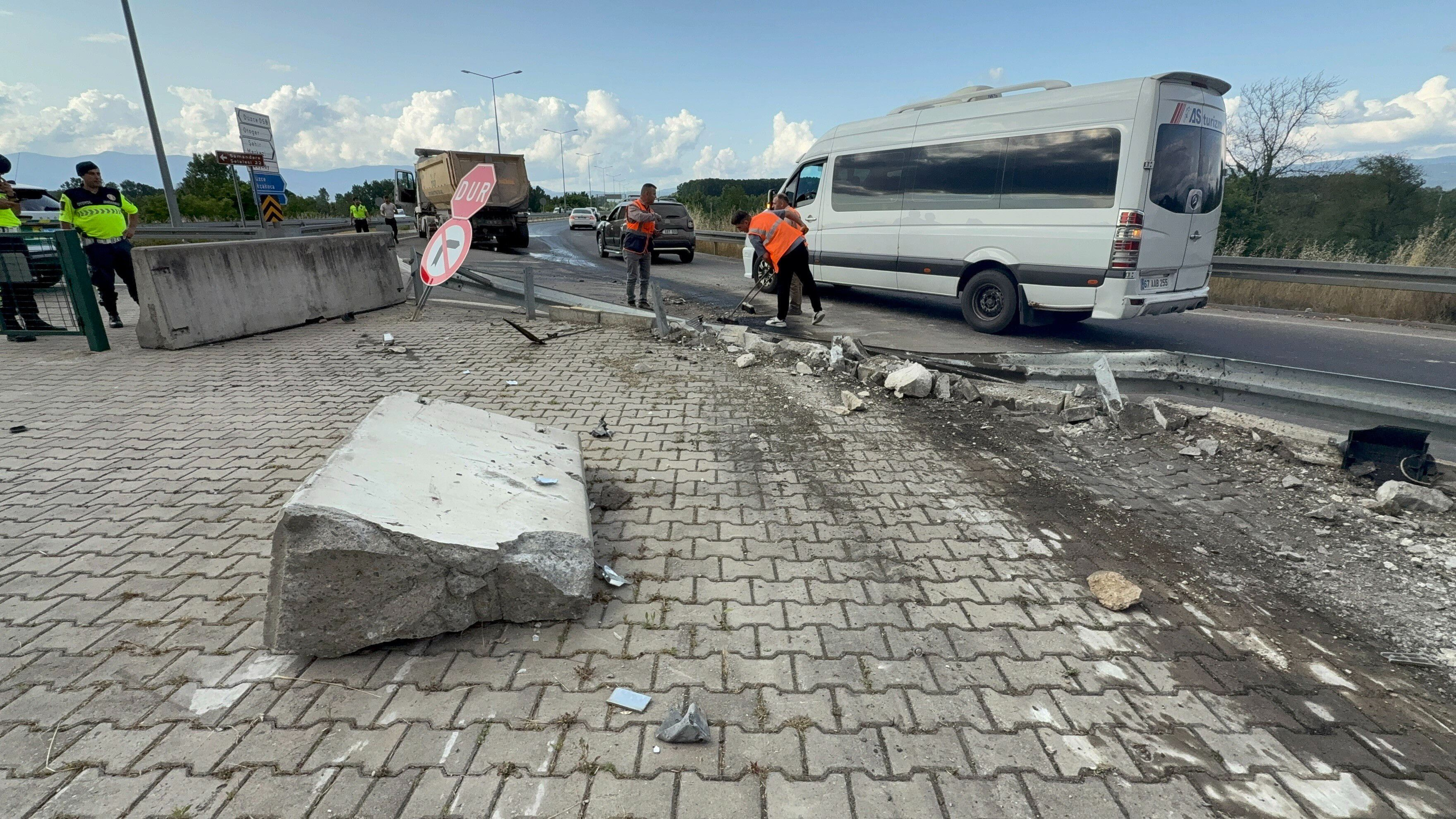 Ölümle burun buruna geldiler! 1 tonluk beton blokları parçalayan hafriyat kamyonu Karayolları binasını teğet geçti - 2. Resim