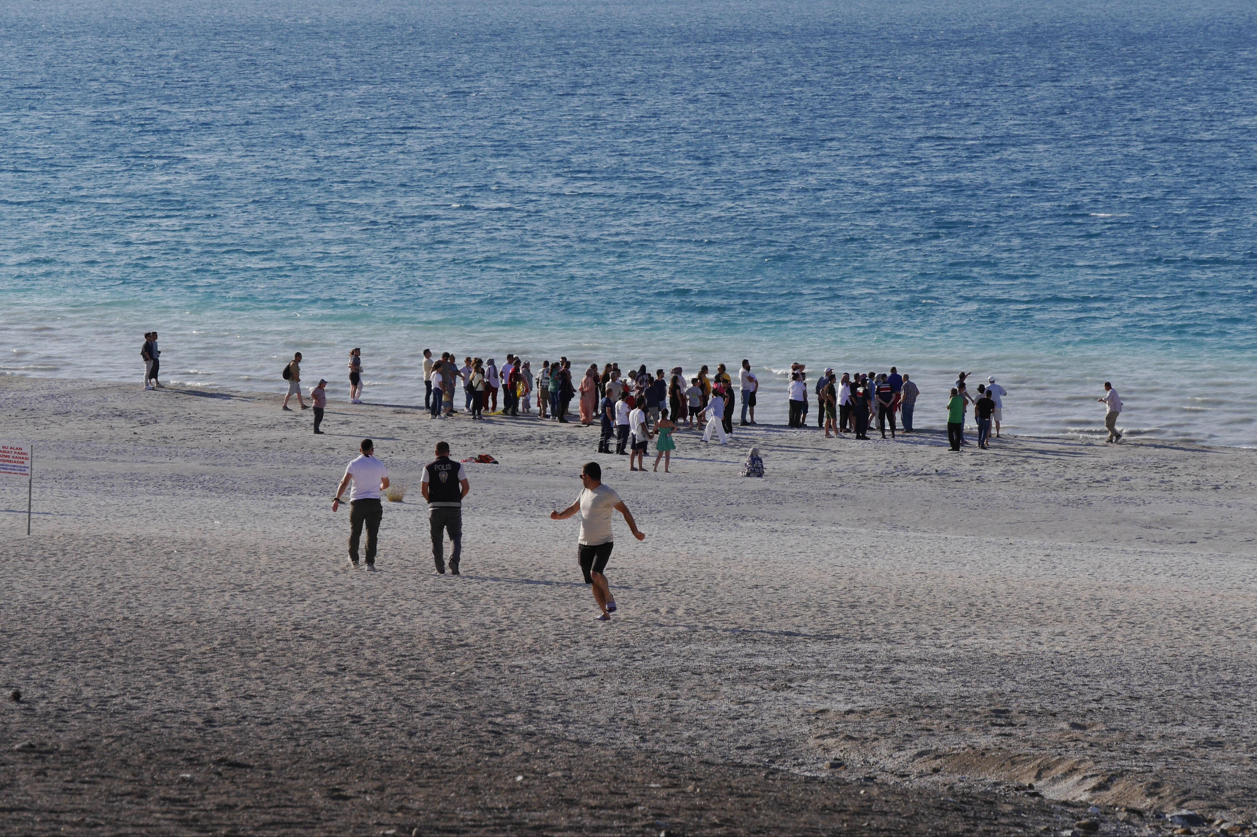 Salda Gölü mezarları oldu! Baba ile oğul boğuldu, kızı vatandaşlar kurtardı - 2. Resim