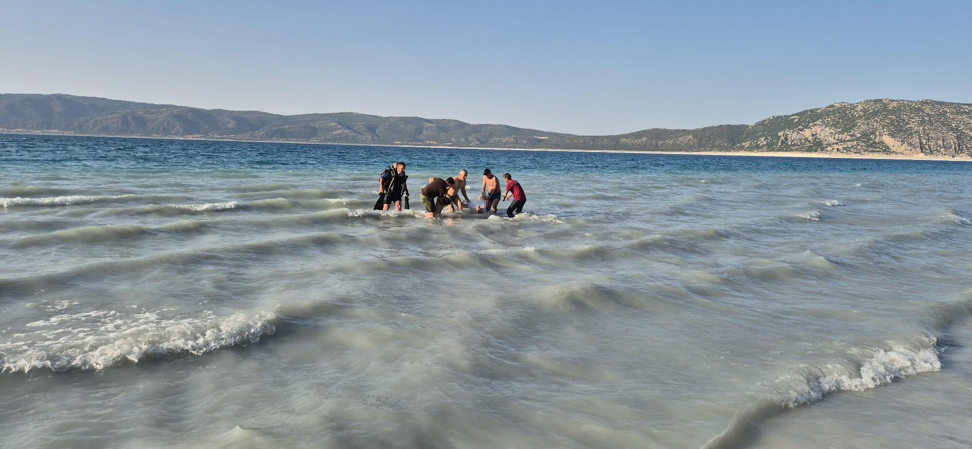 Salda Gölü mezarları oldu! Baba ile oğul boğuldu, kızı vatandaşlar kurtardı - 1. Resim
