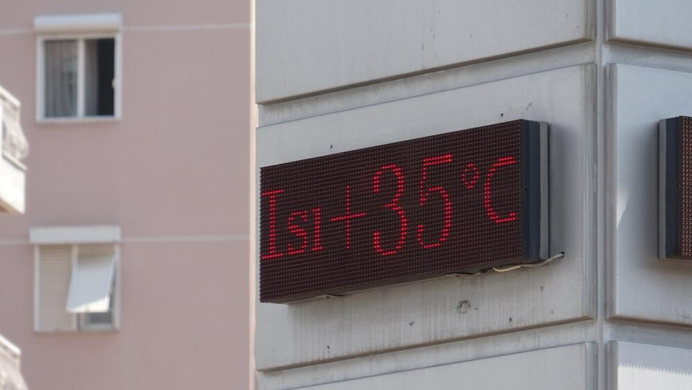 Termometreler 35 dereceyi gösterdi! Sınavdan çıkan denize koştu - 1. Resim