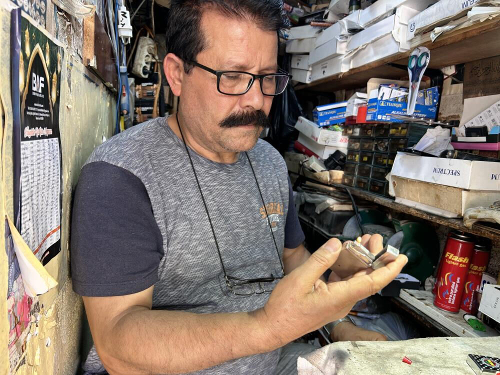 Yurt dışından sipariş yağıyor! 2 metrekarelik dükkandan kazandığıyla 3 evladını okutup meslek sahibi yaptı - 3. Resim