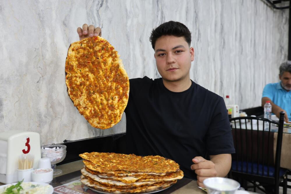 70 kilo ama yaptığı hayret ettiriyor! Bir oturuşta 15 lahmacun yiyebiliyor... 