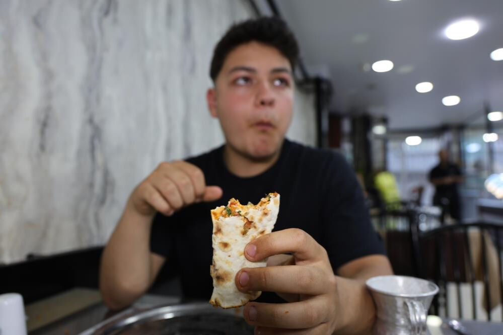 70 kilo ama yaptığı hayret ettiriyor! Bir oturuşta 15 lahmacun yiyebiliyor... 