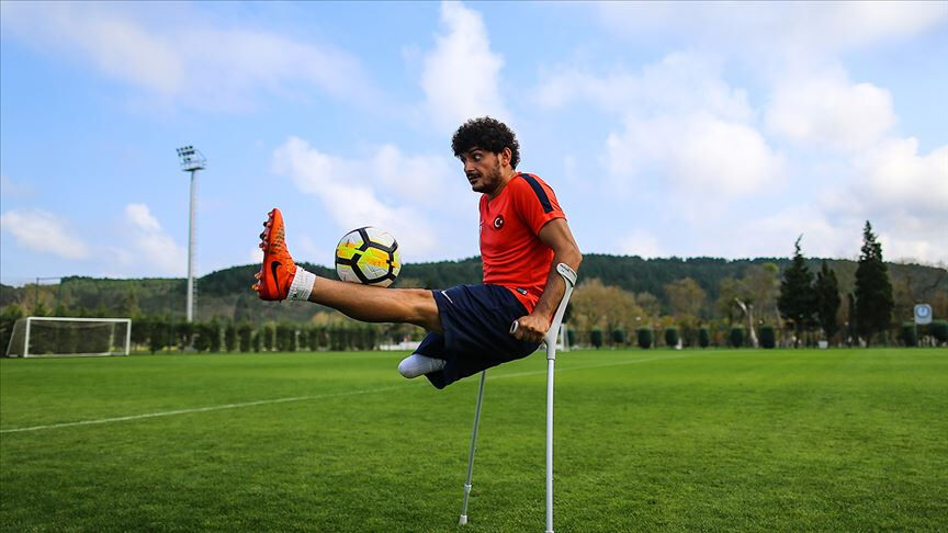 'Ampute Messi' olarak tanınan Barış Telli evlendi! İşte müstakbel eşi... - 1. Resim