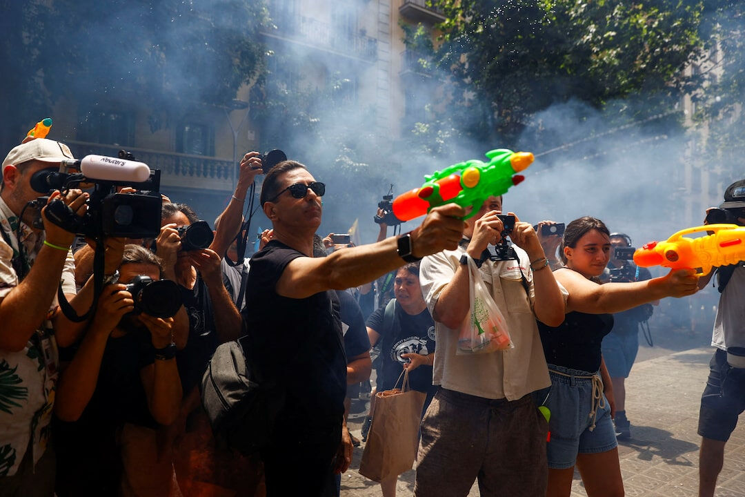 Avrupa'da turist öfkesi büyüyor! Sokağa döküldüler - 1. Resim