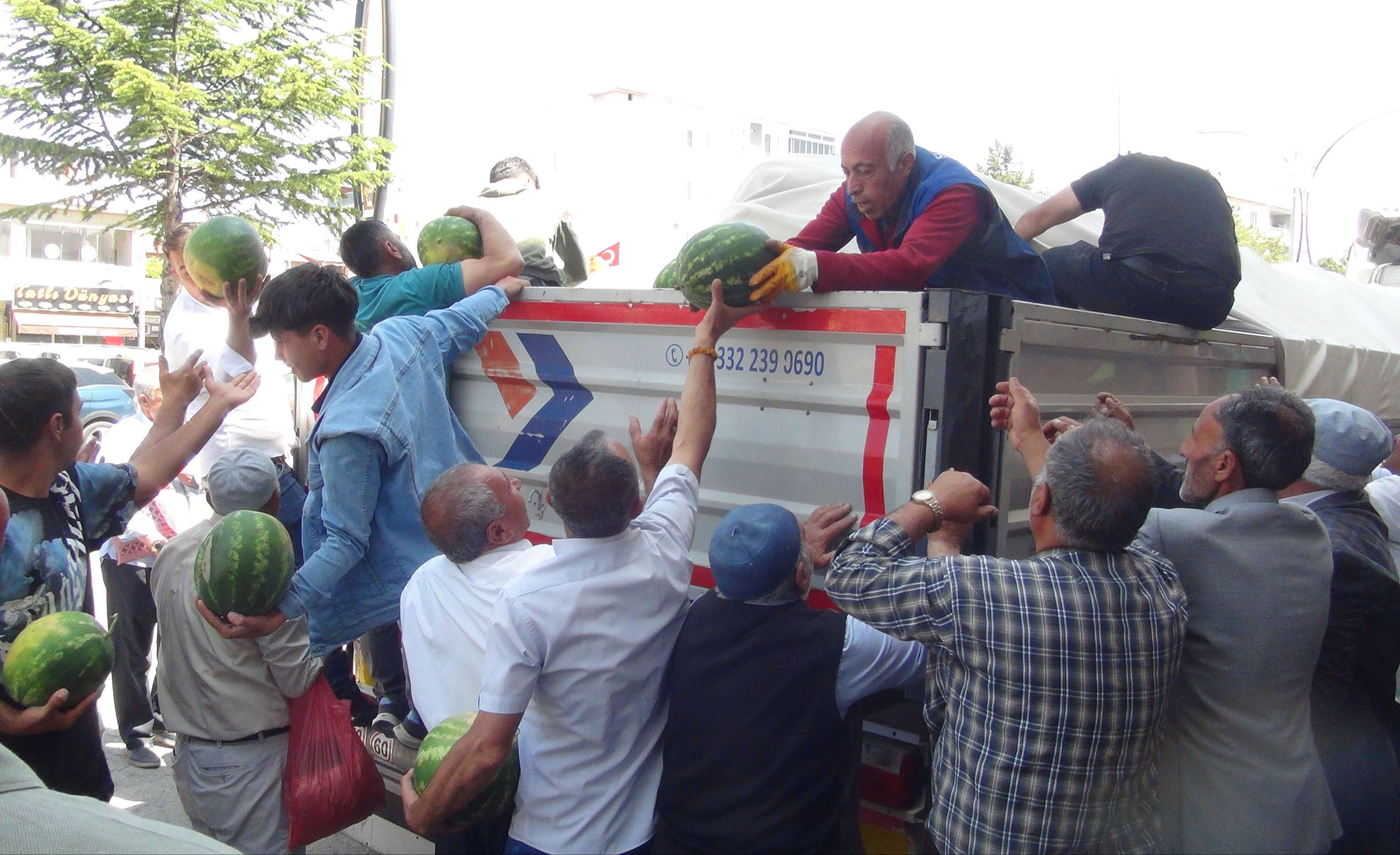 Birbirleriyle yarıştılar! 30 ton karpuzu bedava dağıttı - 2. Resim