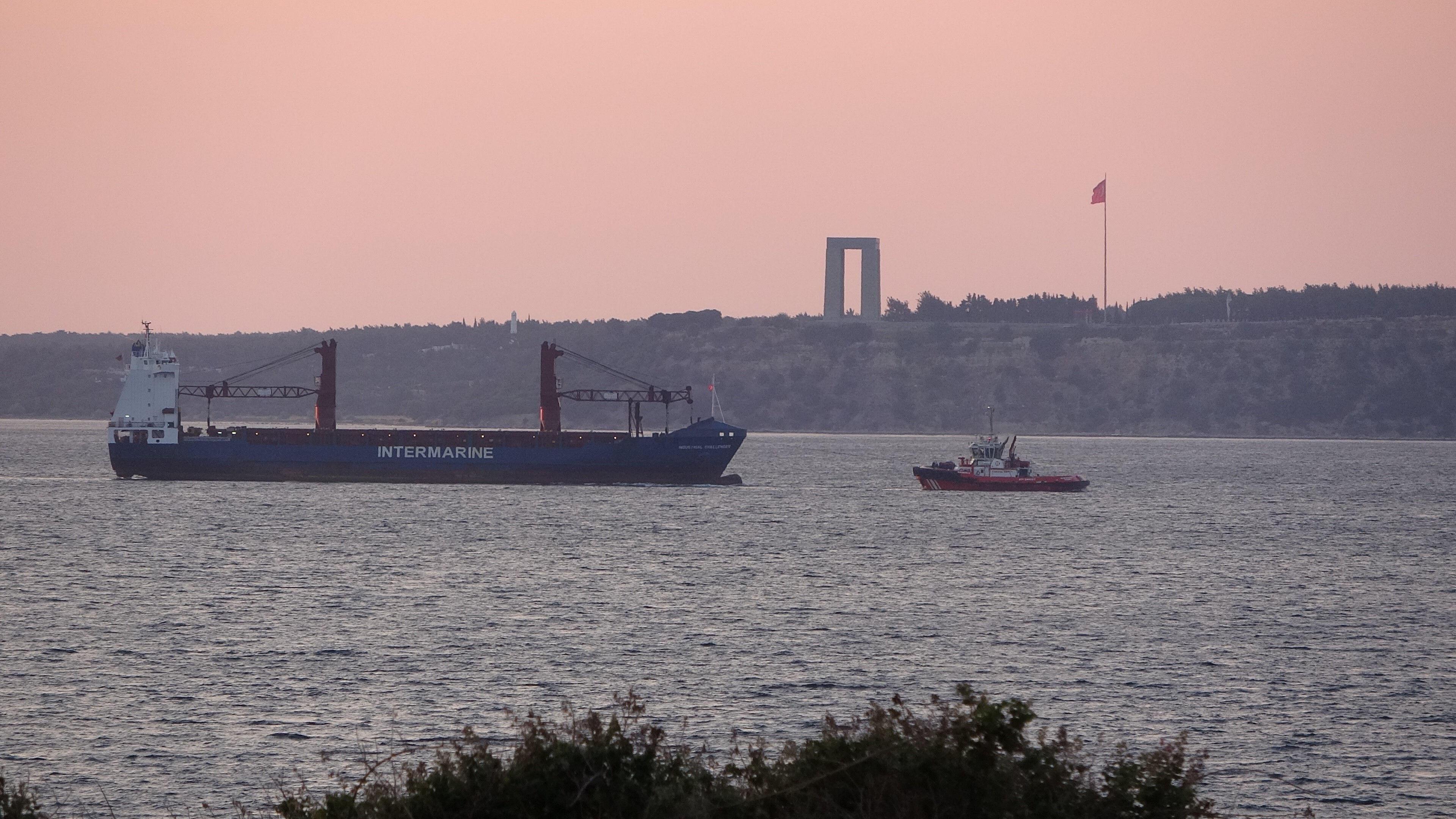 Çanakkale Boğazı'nda gemi yangını! Ekipler harekete geçti - 2. Resim