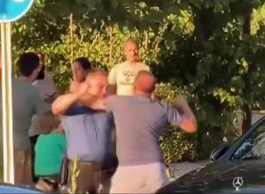 CHP'li meclis üyesi polisle yumruk yumruğa! Sebebi de o anlar da pes dedirtti - 2. Resim