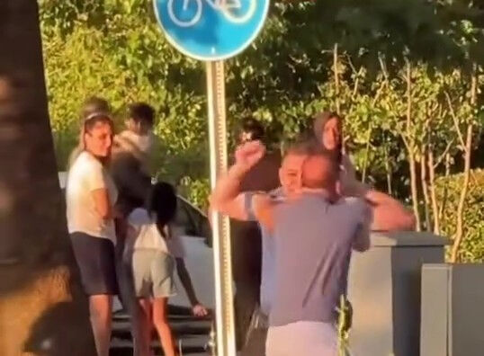 CHP'li meclis üyesi polisle yumruk yumruğa! Sebebi de o anlar da pes dedirtti - 1. Resim