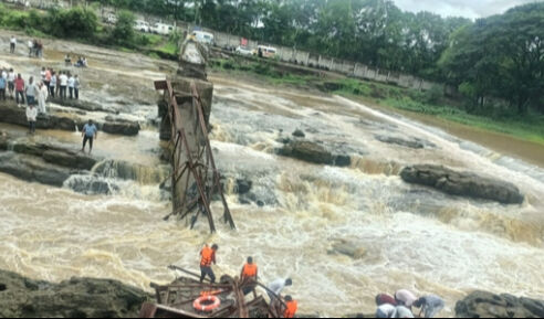 Hindistan'da köprü çöktü, turist grubu nehre düştü! Çok sayıda ölü, yaralı ve kayıp var - 1. Resim