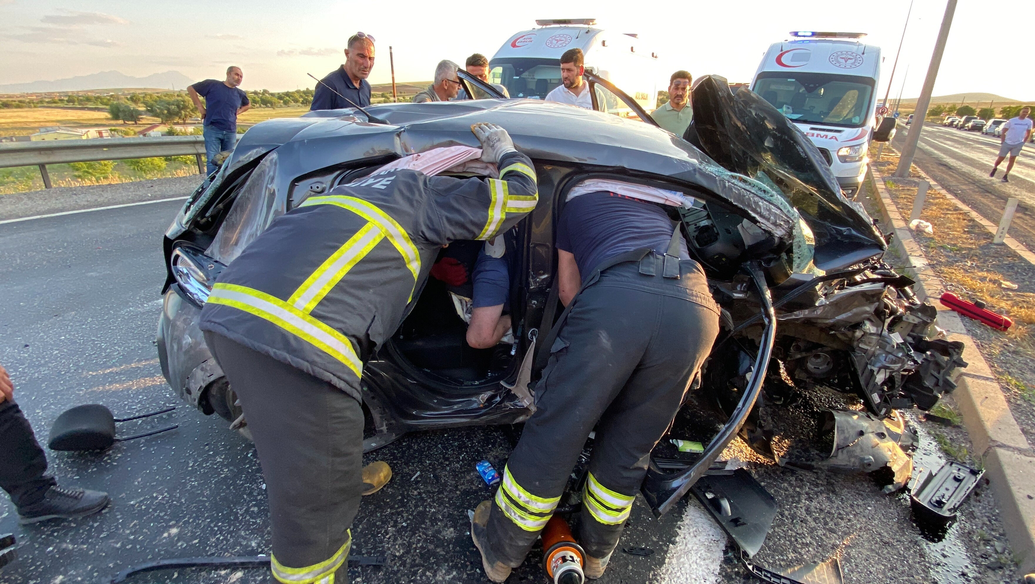 İki aracın çarpışması ortalığı kan gölüne çevirdi! Çok sayıda yaralı var İki aracın çarpışması ortalığı kan gölüne çevirdi! Çok sayıda yaralı var - 1. Resim