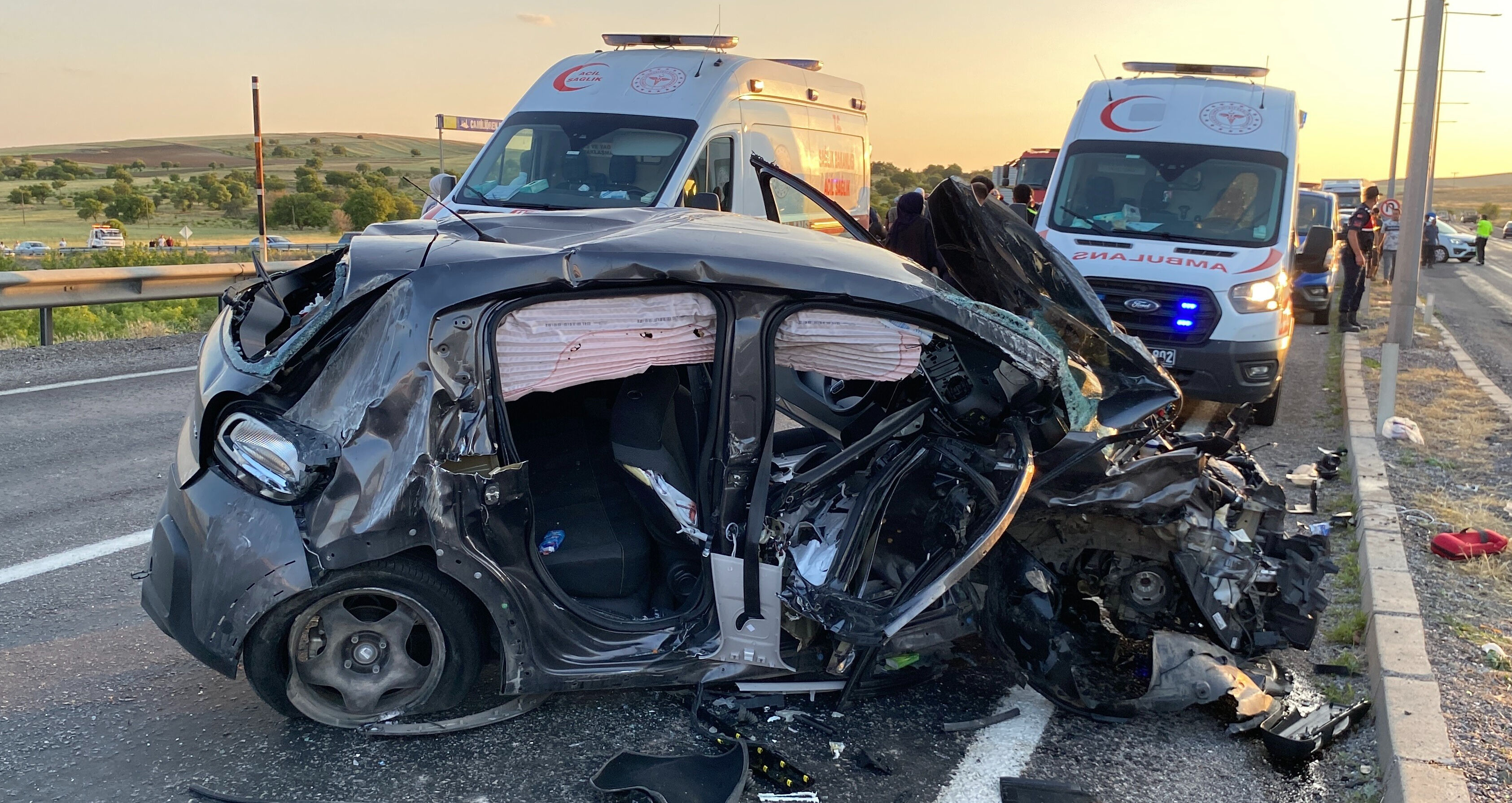 İki aracın çarpışması ortalığı kan gölüne çevirdi! Çok sayıda yaralı var İki aracın çarpışması ortalığı kan gölüne çevirdi! Çok sayıda yaralı var - 2. Resim