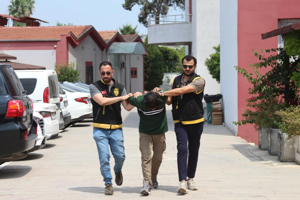 İki genci sopayla dövmüşlerdi! Yeni görüntüler ortaya çıktı... Yaşlı adamı da aynı şekilde darbetmişler - 1. Resim