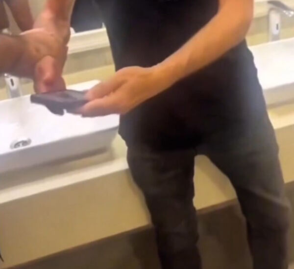 İstanbul'da AVM'de mide bulandıran olay! Kadınlar tuvaletinde gizli çekim yaparken yakalandı İstanbul'da AVM'de mide bulandıran olay! Kadınlar tuvaletinde gizli çekim yaparken yakalandı - 1. Resim