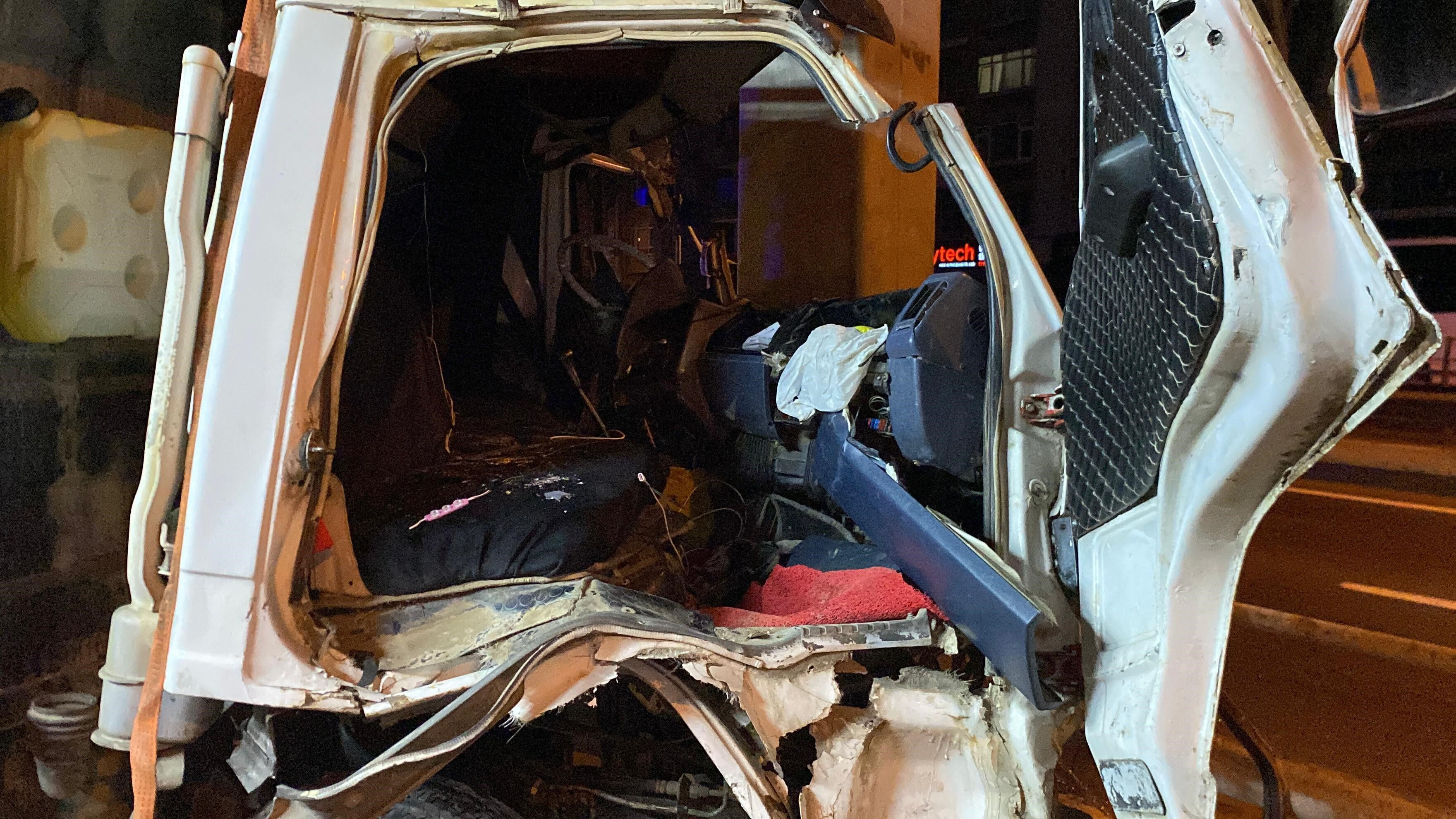 İzmit'te korkunç kaza! Kamyonet yön levhasına çarptı, kağıt gibi ezildi İzmit'te korkunç kaza! Kamyonet yön levhasına çarptı, kağıt gibi ezildi - 1. Resim