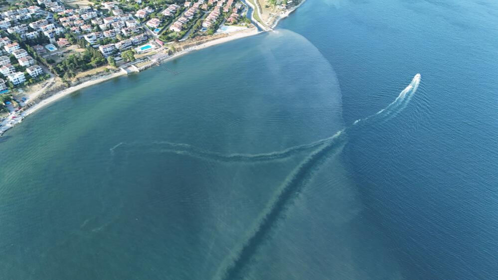 Kanalizasyon karıştı! Beylikdüzü'nde deniz kahverengiye döndü - 1. Resim