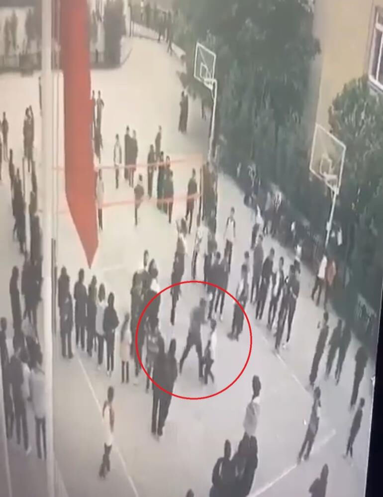 Öğretmenden öğrenciye herkesin içinde dayak! Sebebi "pes" dedirtti Öğretmenden öğrenciye herkesin içinde dayak! Sebebi "pes" dedirtti - 1. Resim