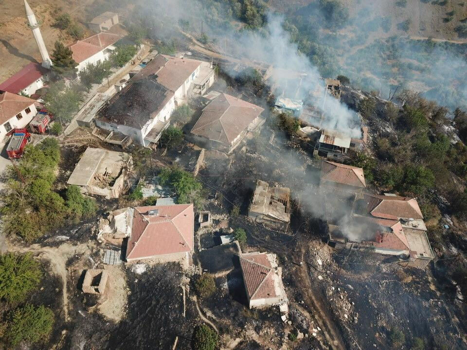 Otluk alanda çıkan yangın evlere sıçradı! Ekipler seferber oldu - 1. Resim