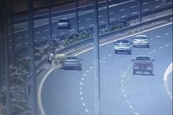 Yol kenarında yardım için bekliyorlardı... Talihsiz adam feci kazada hayatını kaybetti - 1. Resim