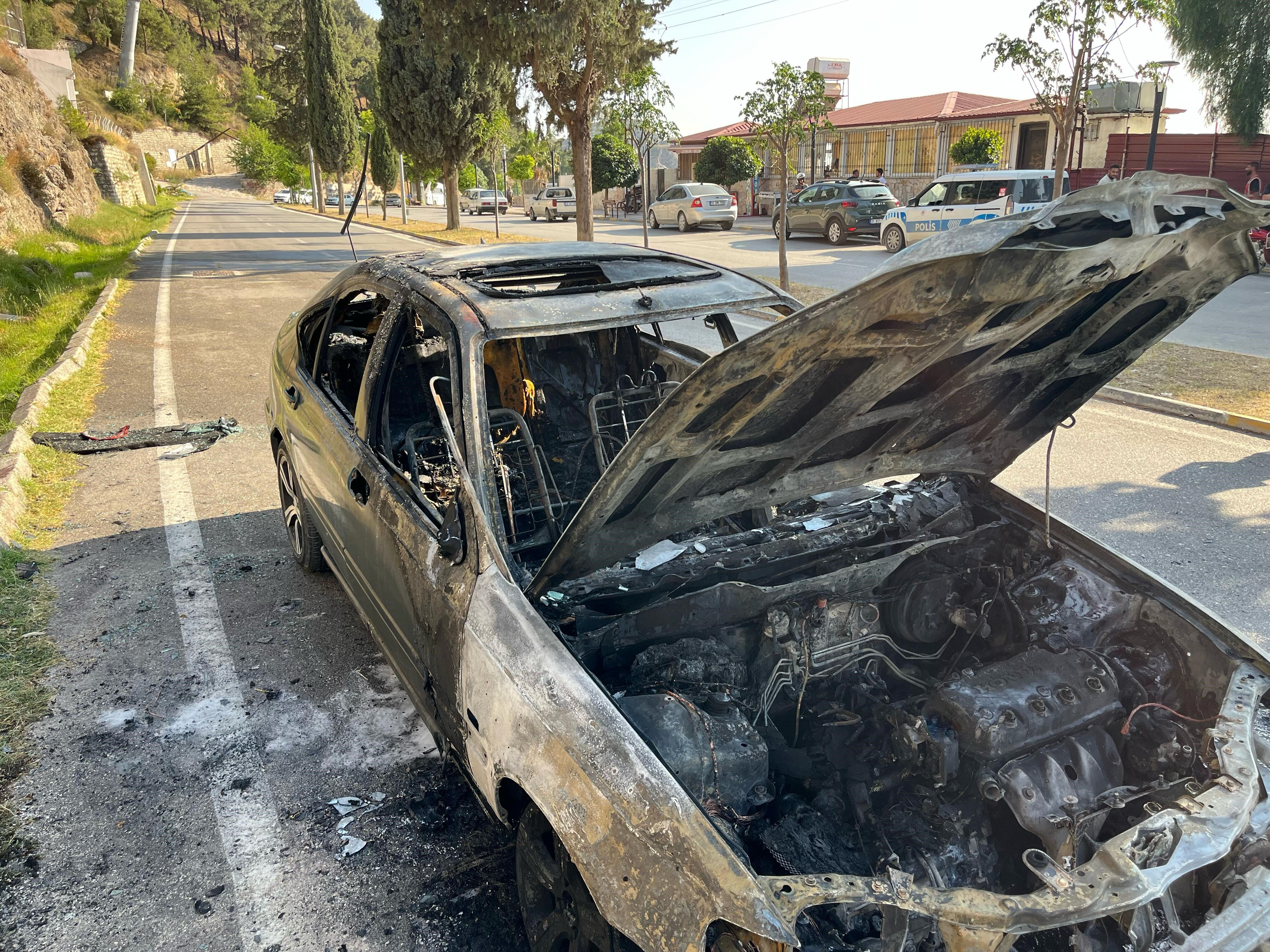 20 gün önce satın almıştı, küle dönüşünü seyretti... Seyir halindeyken alev topuna dönüştü! - 1. Resim